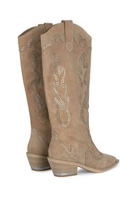 Kawbojskie buty zamszowe w kolorze tan, ozdobione metalowymi ćwiekami w wzór płomieni, z wyostrzeniem na palcach i piętą w formie stosu. Wykończone akcentowanym przeszyciem wzdłuż krawędzi.