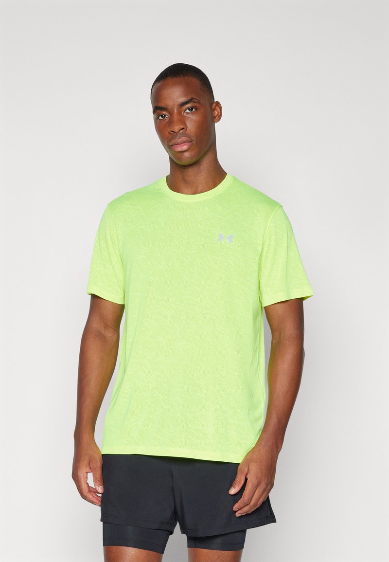 Camiseta deportiva de color amarillo neón con mangas cortas y un patrón texturizado, que presenta un pequeño logo azul claro en el pecho.