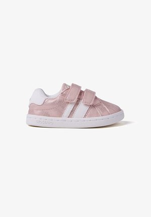 Zapatillas deportivas metálicas rosas con acentos blancos, que cuentan con dos correas ajustables de velcro y una superficie texturizada. Suela de goma con acabado liso.