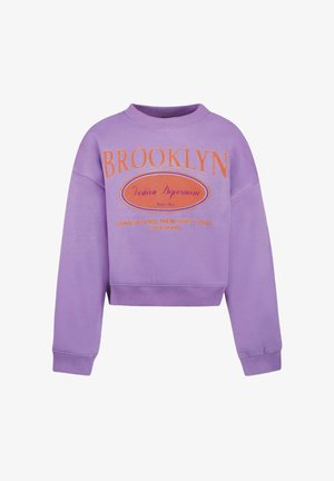 Lila crop sweatshirt met oranje tekst "BROOKLYN Fashion Department Long Island, New York (VS) Cars Jeans" op de voorkant.