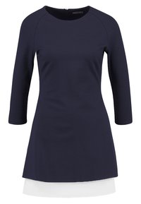 Dunkelblaues Kleid mit Dreiviertelärmeln, Rundhalsausschnitt und geschichtetem weißen Saum. Glattes Material und subtile Nähte für ein klares Design.