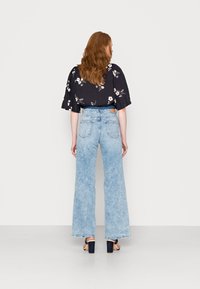 s.Oliver Flared Jeans - royalblau