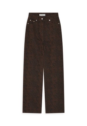 Jeans marrones con un patrón y un ajuste ligeramente holgado, que cuentan con herrajes plateados en la cintura y los bolsillos. La tela tiene un aspecto texturizado.