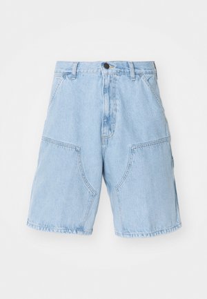Lichtblauwe denimshorts met een losse pasvorm, voorzien van twee grote voorkruiken en een knoopsluiting in de taille.