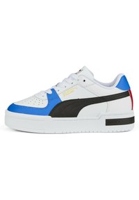 Fehér sneaker kék és fekete díszítéssel, texturált felsőrésszel, perforált orrával és arany logóval. Lapos talp fehér gumiból, fekete részletekkel.