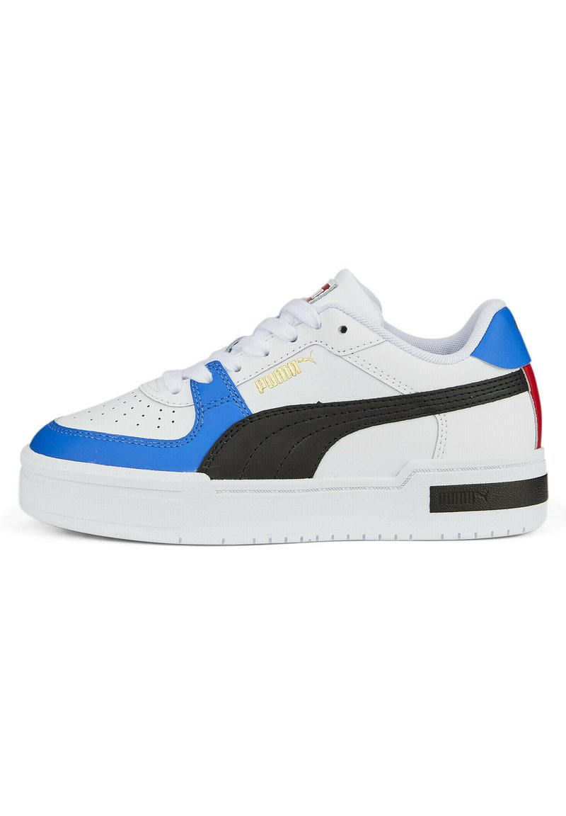 Fehér sneaker kék és fekete díszítéssel, texturált felsőrésszel, perforált orrával és arany logóval. Lapos talp fehér gumiból, fekete részletekkel.