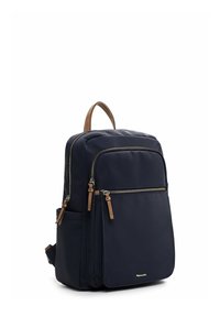 Jūras spēku mugursoma ar teksturētu audumu, zeltainiem rāvējslēdzējiem, ādas akcentiem, augšējo rokturi un vairākiem nodalījumiem organizēšanai.