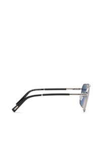 Vue latérale de lunettes de soleil à monture argentée avec des verres polarisés bleus et des branches noires courbées affichant les marquages de la marque.