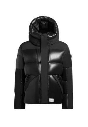 Sort pufferjakke med en skinnende finish, høj krave, store lommer og en frontlynlås. Har en blanding af matte og glatte teksturer.