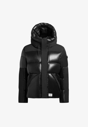 Czarna kurtka puchowa o błyszczącej powierzchni, wysoki kołnierz, duże kieszenie i zamek z przodu. Charakteryzuje się połączeniem matowych i błyszczących tekstur.