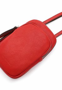 Červená kožená crossbody taška s texturovaným povrchem, zaobleným tvarem, dvojitými zipy a nastavitelným popruhem. Kompaktní design pro nezbytnosti.