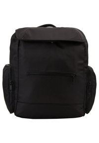 Mochila rectangular negra con una solapa superior, un bolsillo frontal con cremallera y dos compartimentos laterales con cremallera, sobre un fondo blanco.