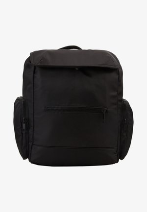 Černý obdélníkový batoh s horním klopovým víkem, přední kapsou na zip a dvěma postranními kapsami na zip, na bílém pozadí.