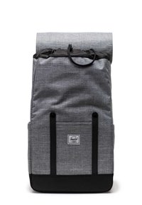 Mochila gris con un diseño de apertura enrollable, tela texturizada, acentos negros, asa superior y un bolsillo frontal con una etiqueta.
