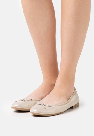 Ballerine in beige metallizzato, con punta rotonda e piccolo fiocco frontale. Texture liscia con tacco basso.