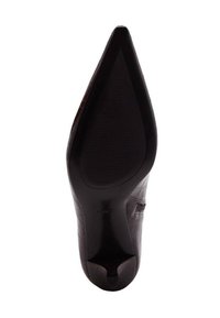 Zapato de tacón alto de cuero marrón con punta afilada, patrón de cocodrilo texturizado y suela lisa y goma con estrías horizontales.