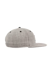 Grå baseballcap laget av stoff med en teksturert overflate. Den har en flat visir, svarte øyehull og justerbar snapback-lukking.