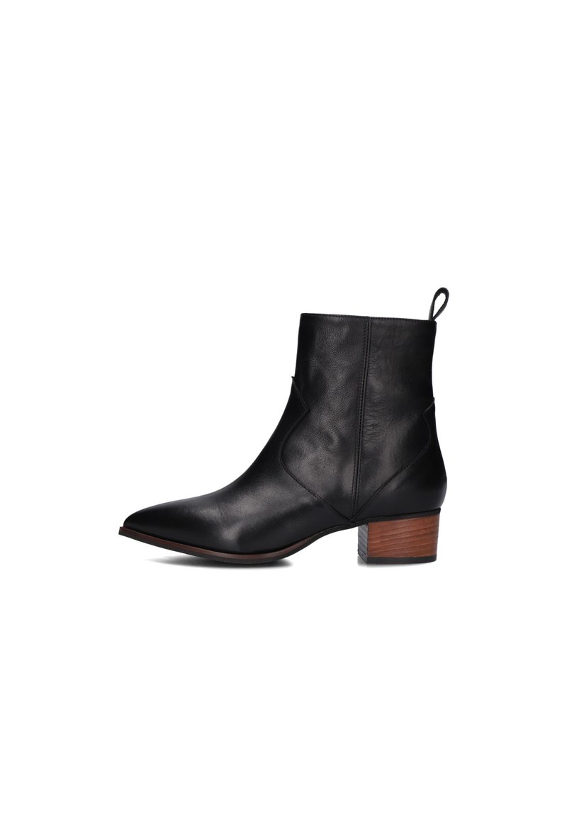 Zwarte leren enkellaars met een puntige neus, gebogen stiksels en een houten gestapelde hak. Bevat een lusje voor gemakkelijk aan- en uittrekken.