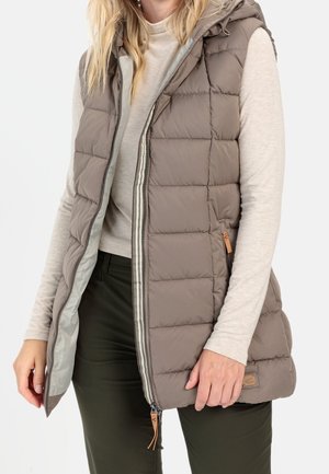 Polstret vest i taupe med quiltet design, frontlynt, og hætte. Har sidelommer og en tekstureret stof.