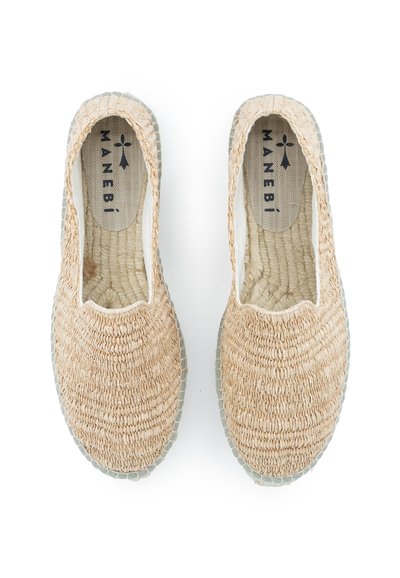 Espadrillas in fibre naturale di colore beige. Punta arrotondata, lato elasticizzato e tomaia texture. Suola in gomma con accenti grigio chiaro.