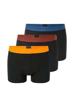 Trzy bokserki męskie dla czarnoskórych mężczyzn z elastycznymi pasami w kolorach pomarańczowym, brązowym i niebieskim, każda z nich z logo "Schiesser" na pasie.