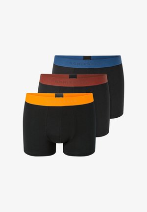 Drei schwarze Boxershorts für Männer mit elastischen Bund in Orange, Braun und Blau, jeweils mit "Schiesser" auf dem Bund gebrandet.