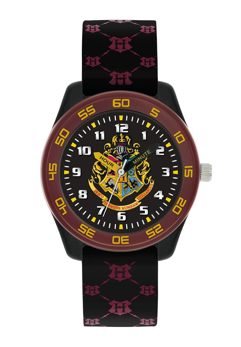 Montre ronde avec un cadran noir, des index jaunes et une lunette bordeaux. Le bracelet noir présente un motif rose. Comprend un design de blason au centre.