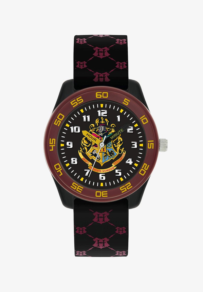 Montre ronde avec un cadran noir, des index jaunes et une lunette bordeaux. Le bracelet noir présente un motif rose. Comprend un design de blason au centre.