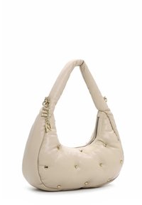 Borsa a tracolla imbottita beige con borchie a forma di cuore dorate, cerniera nella parte superiore e charm delle lettere dorate "E" e "N" appesi al manico.