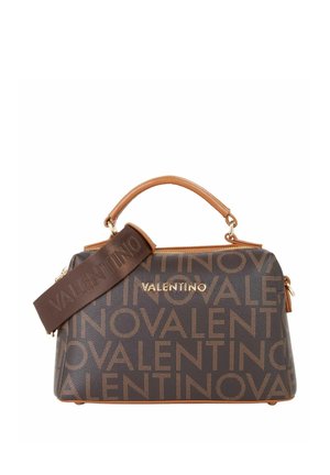 Sac à main en cuir marron avec logo et motif "VALENTINO" dorés. Dispose d'une poignée supérieure, d'une bandoulière amovible et d'une fermeture éclair.