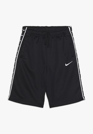 Czarne krótkie spodenki sportowe z białymi bocznymi paskami z powtarzającymi się logo, elastycznym pasem ze sznurkiem oraz białym logo na lewej nodze.