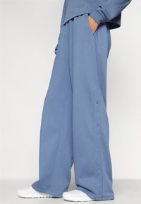 ONLY Play ONPBOB WIDE BRUSH  - Joggebukse - vintage indigo