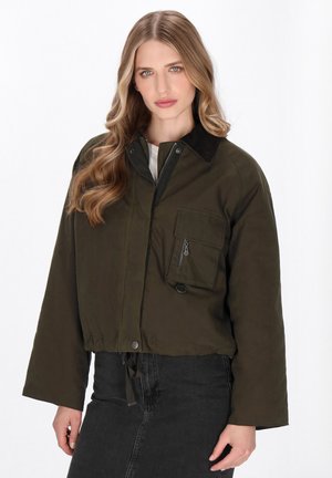 Olivgrüne, taillierte Jacke aus einem strukturierten Stoff mit Kragen, Brusttasche und silbernem Zubehör. Sie verfügt über einen Kordelzugsaum und weite Ärmel.