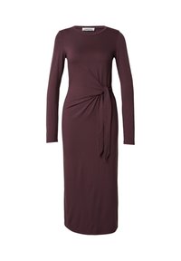 Robe bordeaux à manches longues avec une coupe ajustée, dotée d'un détail torsadé à la taille et d'un tissu lisse et extensible.