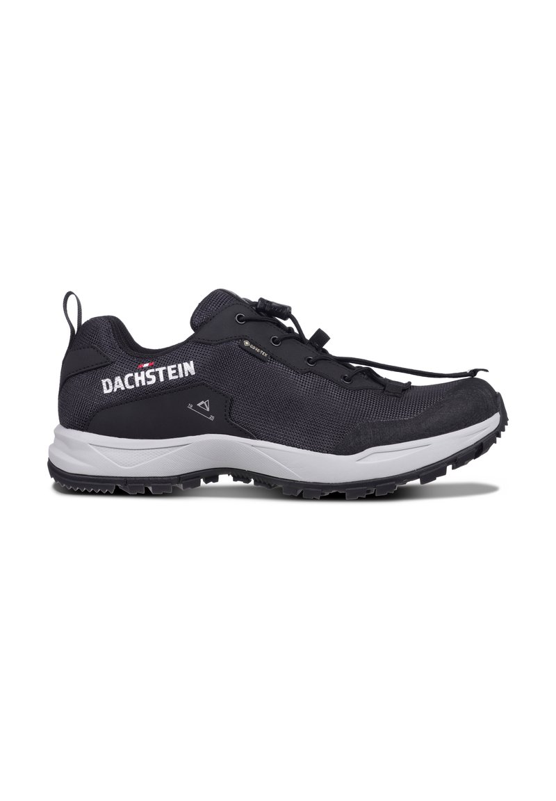 Czarne buty hikingowe z teksturowanym wierzchem, materiałem Gore-Tex i białym logo po boku. Posiadają szary spód z wytrzymałym wzorem bieżnika.