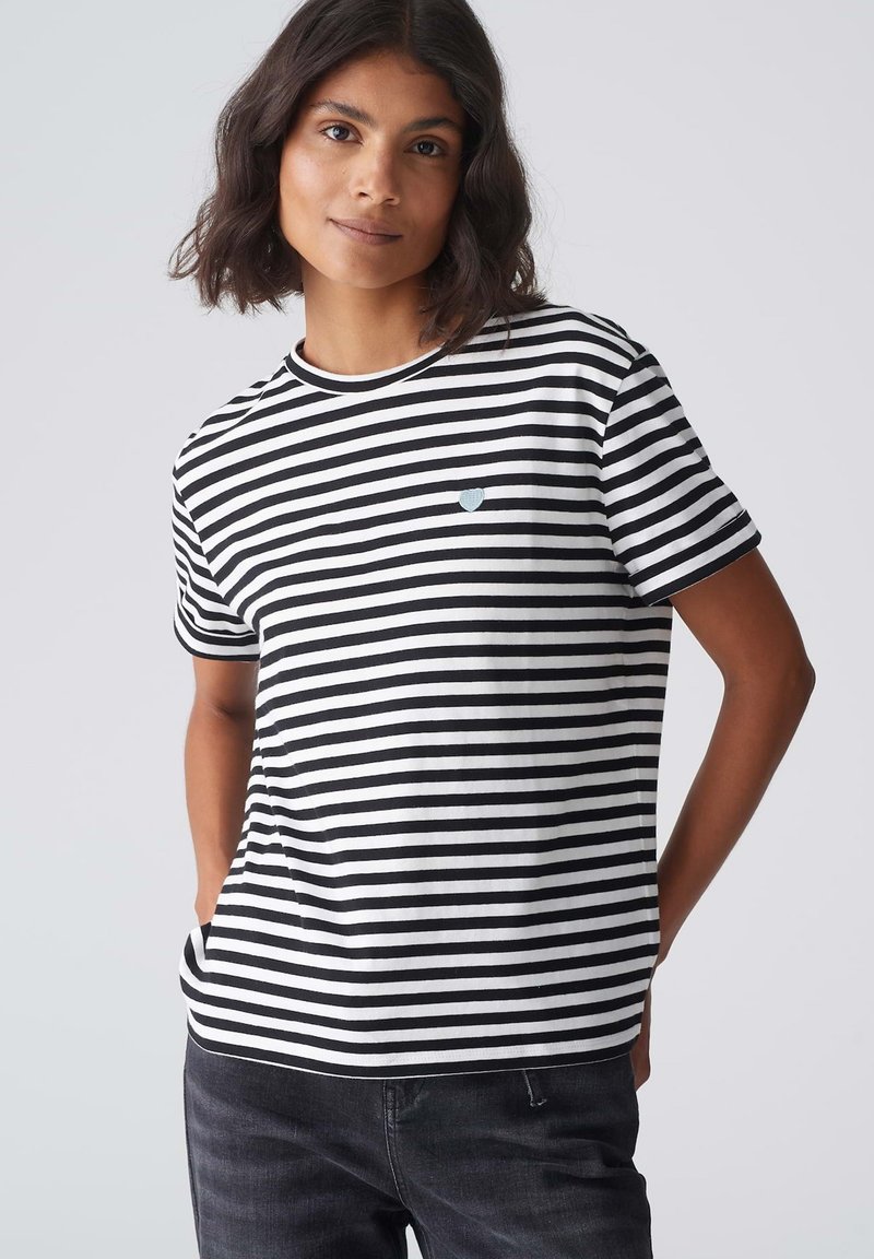 Zwart-wit gestreept T-shirt van katoen, met een ronde hals en een klein blauw hartlogo aan de linkerzijde.