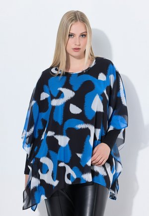 Top nero fluido con motivi astratti blu e bianchi. Presenta un colletto arrotondato e maniche ampie. Abbinato a leggings in pelle nera.