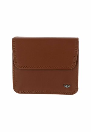 Portefeuille en cuir marron avec fermeture à rabat et un petit emblème argenté dans le coin inférieur droit, présenté sur fond blanc.