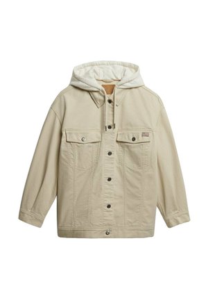 Beige spijkerjack met een witte fleece-voering in de capuchon, voorzien van twee borstzakken, drukknoopsluitingen en zichtbare stikseldetails.