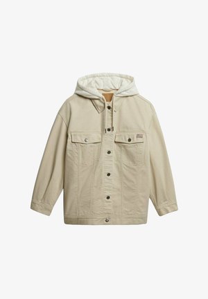 Beige denimjakke med hætte i hvid fleece, der har to brystlommer, trykknaplukninger og synlige sømdetaljer.