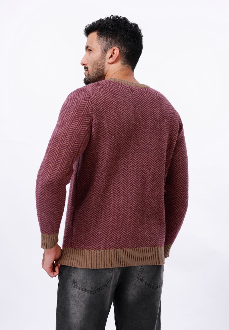 Sweter dziany w kolorze burgundowym z wzorem w jodełkę, z brązowym ściągaczem u dołu i na mankietach. Gładka tekstura z luźnym krojem.