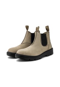 Stivaletti alla caviglia in suede beige con pannelli laterali elasticizzati, linguette e suole in gomma nera. Punta arrotondata con dettagli di cucitura rinforzata.