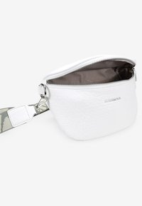 Bolso cruzado de imitación cuero blanco con forma redondeada, cremallera plateada y una correa de tela con patrón. El interior está forrado con una tela marrón clara.