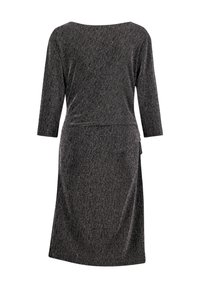 Abito attillato a maniche lunghe in tessuto grigio scuro con filo metallico. Presenta un collo a barca e una vita svasata, creando una silhouette fluida.