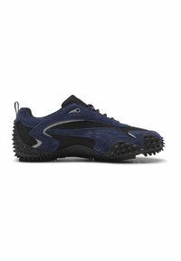 Sneaker in camoscio blu navy con accenti di tessuto nero. Presenta una suola sollevata e testurizzata, un design curvo unico e dettagli grigi sul lato.