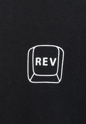 Zwarte stof met een witte geborduurde afbeelding van een toetsenbordtoets met de letters "REV." Het ontwerp is eenvoudig en geometrisch.