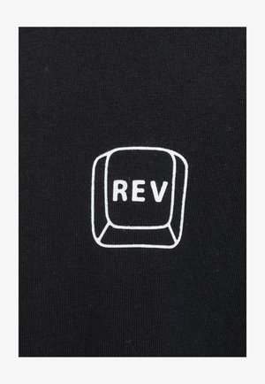 Zwarte stof met een witte geborduurde afbeelding van een toetsenbordtoets met de letters "REV." Het ontwerp is eenvoudig en geometrisch.