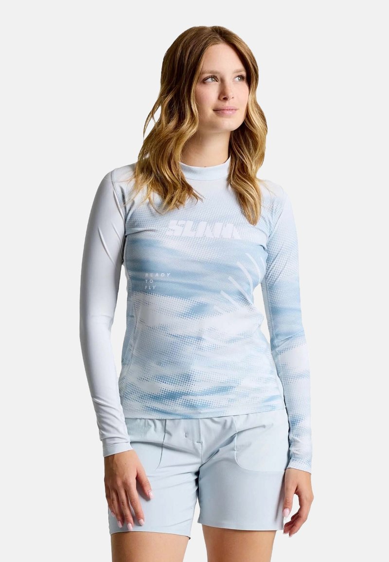 Langärmliges, hellblaues Rashguard mit abstrakten Mustern, taillierter Passform und rundem Ausschnitt; kombiniert mit passender, hellblauer Shorts.