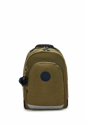 Sac à dos vert olive avec plusieurs compartiments zippés, poignée noire, écusson rond avec logo, et un petit porte-clés peluche singe sur le côté.