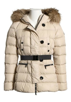 Chaqueta de invierno beige acolchada con capucha con ribete de piel, botones negros, bolsillos con cremallera y un cinturón negro en la cintura.